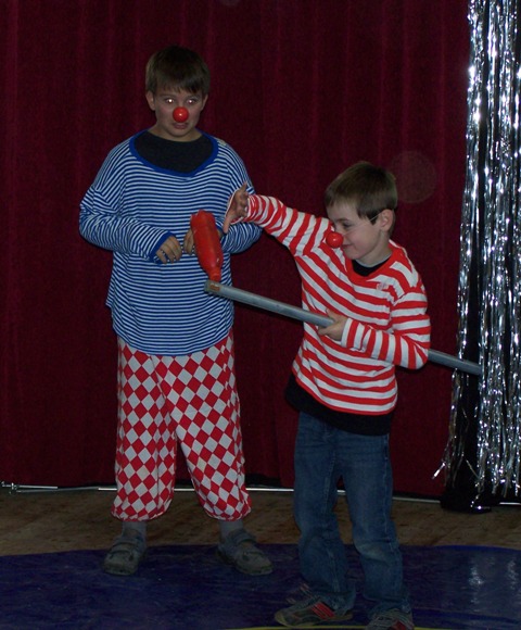 Auch Clownerie war ein Teil des Zirkus-Workshops fr Kinder in Elgert. Fotos: Claudia Heinrich-Brder